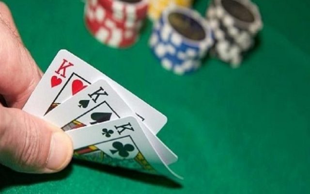 Làm sao để lật ngược thế cờ khi bài xấu trong Liêng?