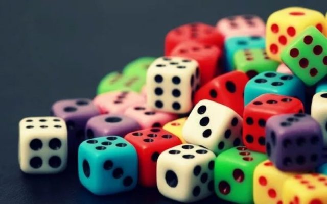 Tại sao biểu tượng xúc xắc thường gắn liền với sự mạo hiểm