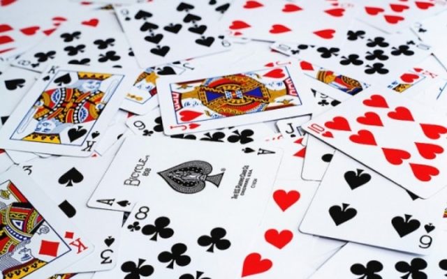 Tại sao bộ bài Tây lại có đúng 52 lá chính thức