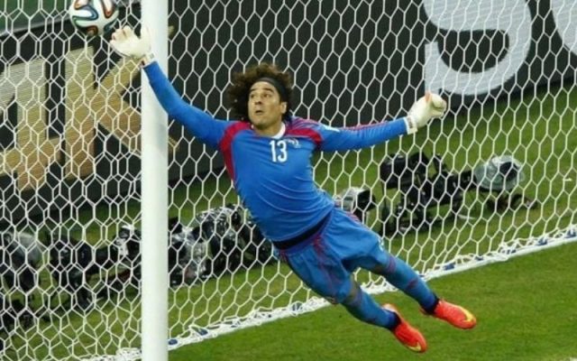 Thủ môn Guillermo Ochoa vẫn là chốt chặn tin cậy của Mexico